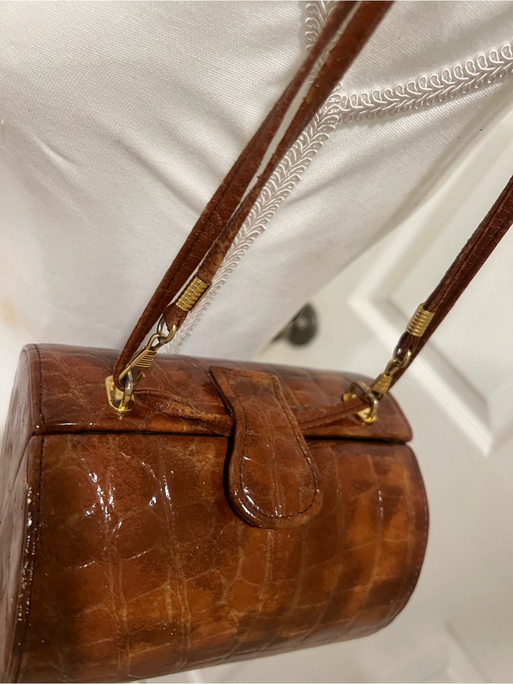 Vintage 1950’s 1960’s Brown Leather Croc-Embossed Barrel Purse adjustable strap - Picture 10 of 13